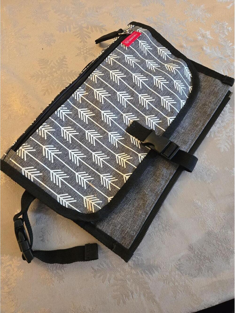 Lekebaby Portable Diaper Changing Pad Arrow Print - Picture 5 of 5